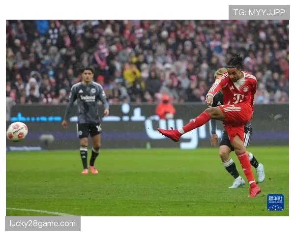 特写：穆西亚拉穿裆过人后冷静推射，为拜仁打入锁定胜局一球