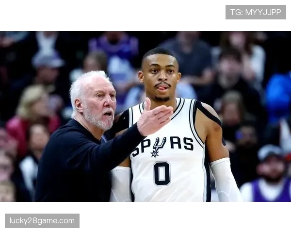 马刺队更衣室赛后，波波维奇与文班亚马进行长达半小时的战术复盘